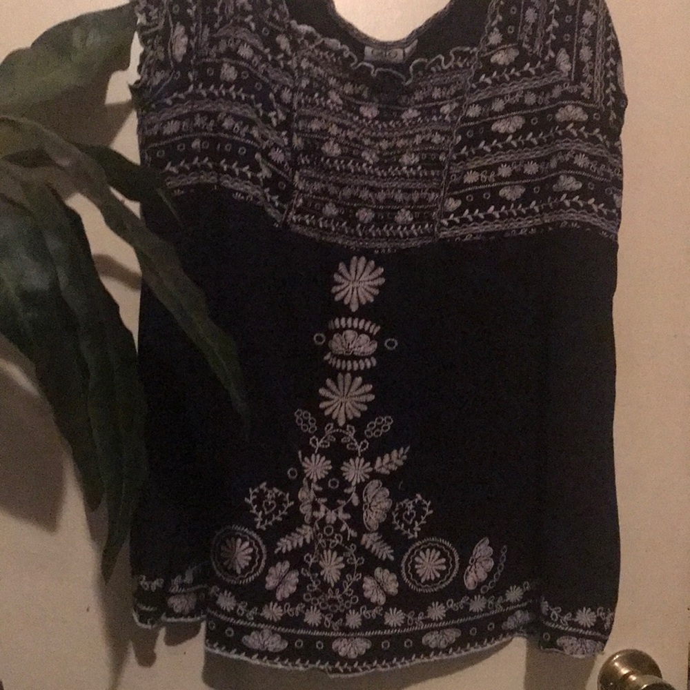 Beautiful black/white flower embellishments front and back..short sleeves..